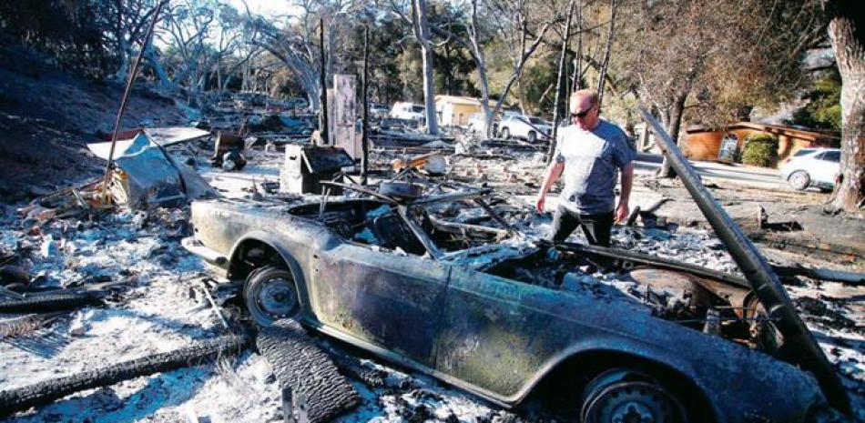 Estragos. Los incendios en California, alimentados por condiciones muy secas y los vientos cálidos y fuertes de Santa Ana, han destruido cientos de hogares y han causado decenas de muertes.