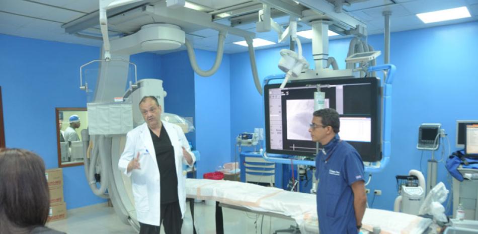 Carlos García Lithgow, director de Hemodinamia de Cecanot, muestra el funcionamiento del nuevo equipo de tomografía.