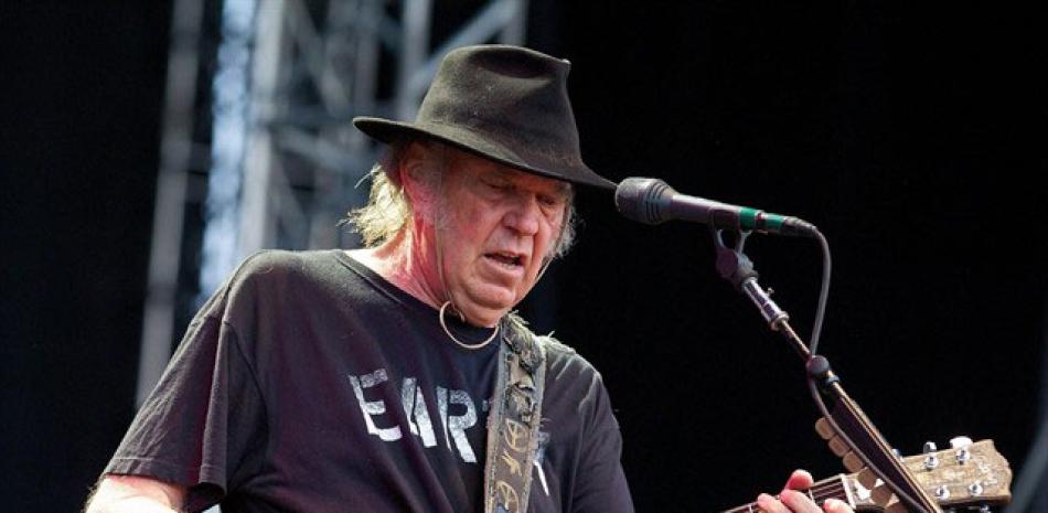 Músico. Neil Young confirmó en su portal de noticias, que su residencia también fue devorda por el fuego.