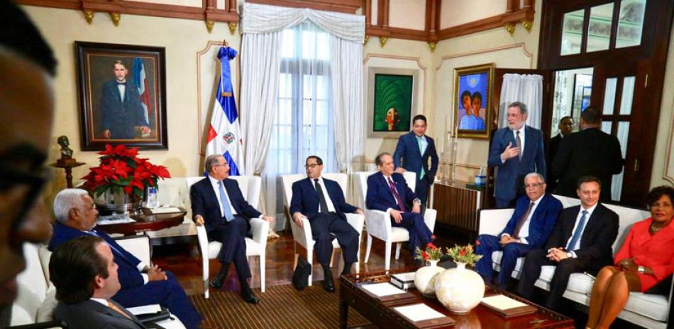 Encuentro. El presidente Danilo Medina encabezó ayer la reunión del Consejo Nacional de la Magistratura en el Palacio Nacional como parte del proceso de selección de las vacantes del Tribunal Constitucional.