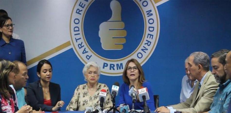 Reacción. Carolina Mejía, secretaria general del PRM, habló ayer en una rueda de prensa en el local nacional de la organización.