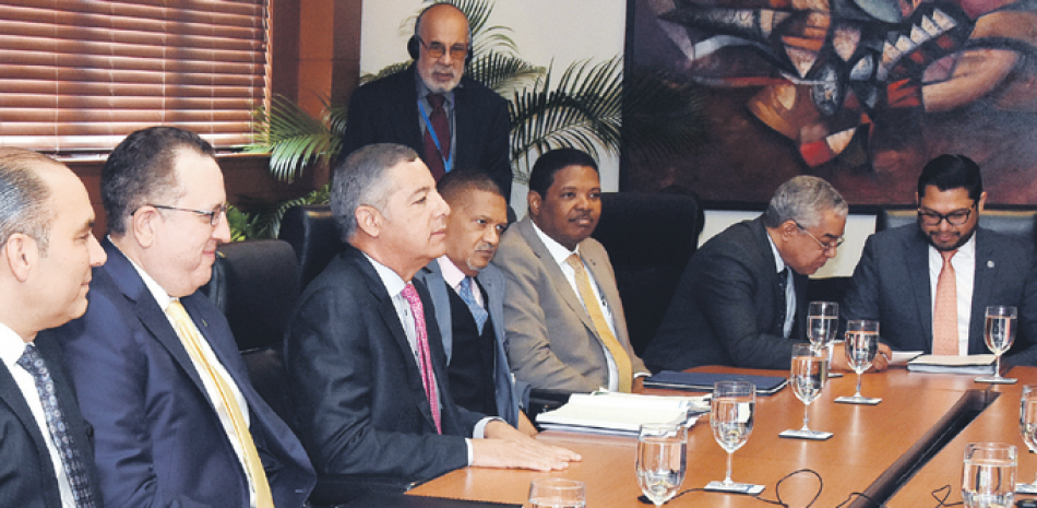 Reunión. El ministro de Hacienda, Donald Guerrero Ortiz, detalla los progresos de la economía dominicana a la misión del FMI que estuvo encabezada por Aliona Cebotari.