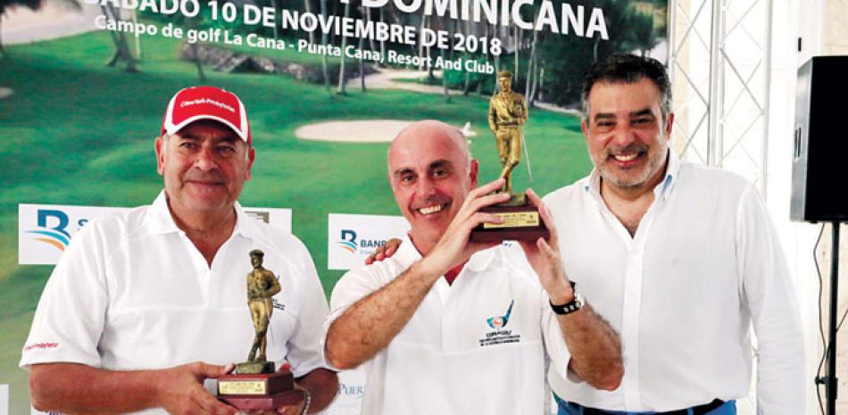 Los golfistas Antonio Alma, Alejandro Abellán, Embajador de España en RD, y Enrique De Marchena, ganadores de la categoría C de la Copa de Golf del Cuerpo Consular acreditado en la República Dominicana.