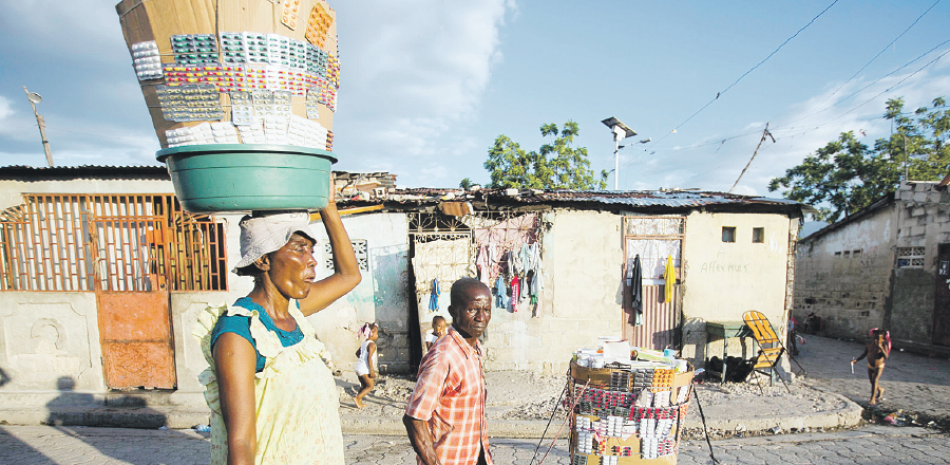 Medicinas. Vendedores callejeros avanzan por el barrio de Ciudad del Sol, mientras venden medicinas en Puerto
Príncipe, el 13 de este mes.Las autoridades de salud han prohibo la venta de medicinas en las calles.