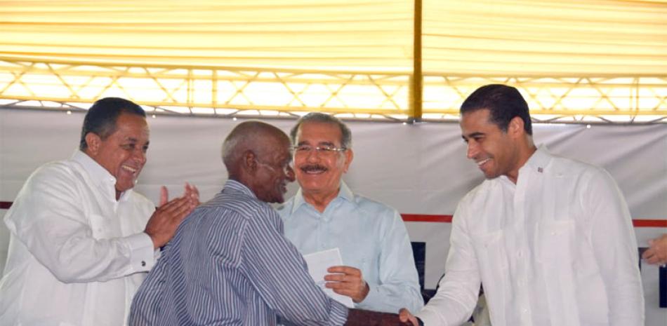 Encuentro. El presidente Danilo Medina encabezó ayer el acto de entrega de títulos de propiedad.