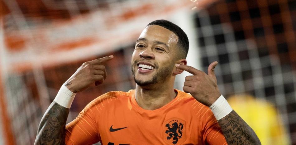 El jugador Mephis Depay celebra al marcar uno de los dos goles marcados por Holanda en su encuentro contra Francia.