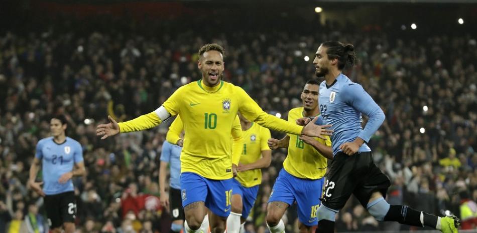 Neymar, estrella del onceno de Brasil, celebra tras anotar su decisivo gol sobre Uruguay.