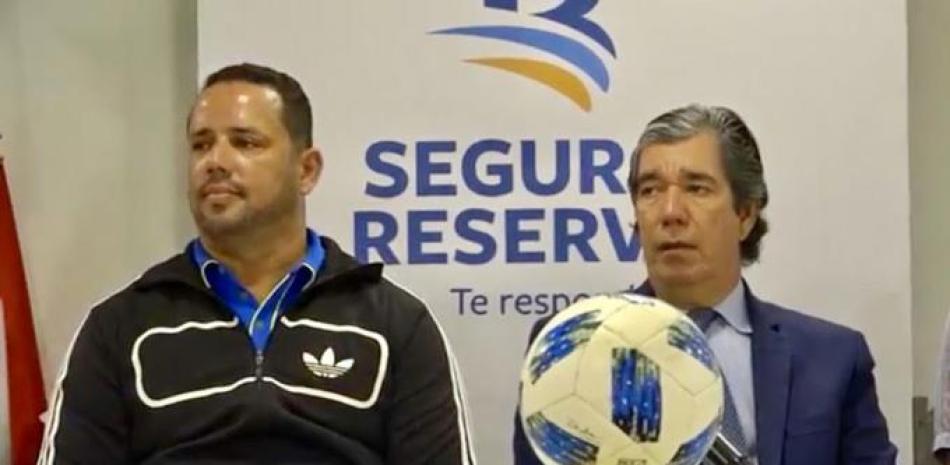 Jonathan Cabral junto a Henry Pimentel, de Seguros Banreservas, mientras anunciaban el torneo.