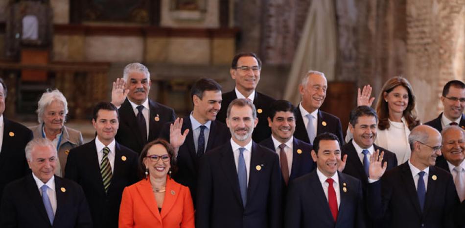 Lema. Participantes posan durante la foto oficial de jefes de Estado en la XXVI Cumbre Iberoamericana ayer en Antigua, Guatemala, celebrada bajo el lema "Una Iberoamérica próspera, inclusiva y sostenible”.
