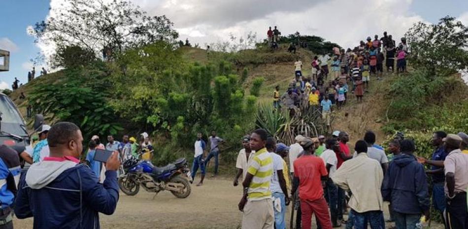 Una turba de haitianos secuestró a médicos en la frontera.