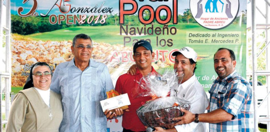 Desde la izquierda Sor Miriam Arias, Rafael Villalona, Kino Montero y Alberto González premian a César Rodríguez, como primer lugar bruto en la categoría A