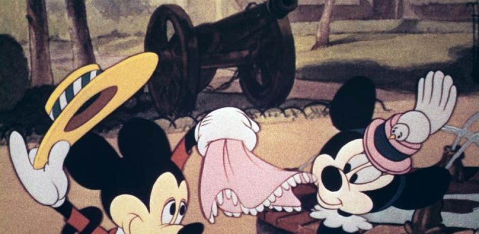 Fotografía cedida por los Archivos Walt Disney donde aparece la versión de 1941 de Mickey Mouse y su compañera Minnie durante la película "The Nifty Nineties".