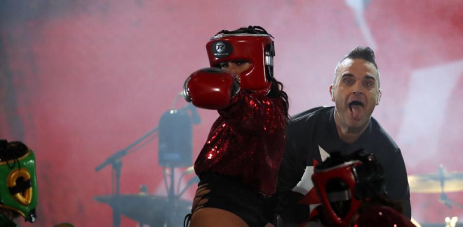 Robbie Williams, derecha, durante su concierto en el festival Corona Capital en la Ciudad de México el sábado. (Foto AP/Eduardo Verdugo).