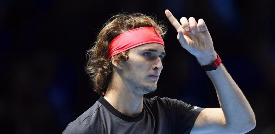 Alexander Zverev reacciona durante un momento del partido de semifinal de la Copa Masters frente a Roger Federer.
