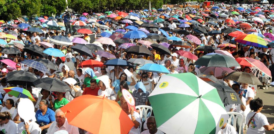 Contra el aborto. La marcha de la Iglesia en Santiago concluyó en el Parque Central, encabezada por el arzobispo Freddy Bretón.