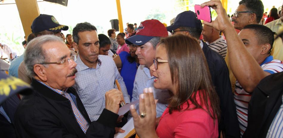 Apoyo financiero. El presidente Danilo Medina, junto a sus funcionarios, prometió apoyar a los productores de café y ganaderos.