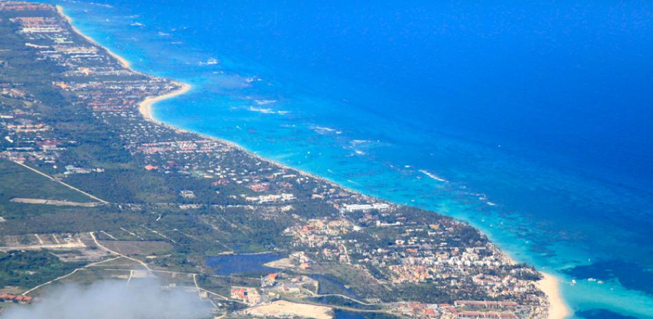 Desarrollo turístico. El presidente de Asonahores, Joel Santos, destacó que contrario a lo que quieren las autoridades de introducir torres de playas, el resto del Caribe está dando pasos hacia el modelo dominicano vigente.