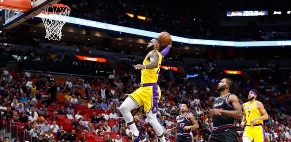 LeBron James, de los Lakers, se eleva en busca de un donqueo en acción del partido de anoche frente a los Heat de Miami.