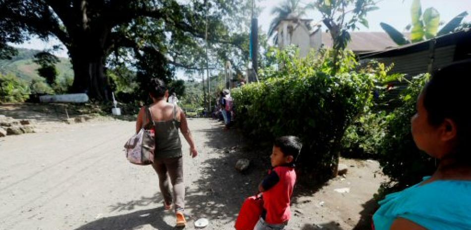 Una familia evacua su vivienda en la aldea San Andrés Osuna por el riesgo por la quinta erupción del Volcán de Fuego. Foto de AP./