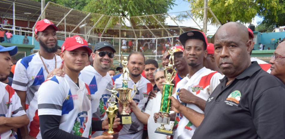 Integrantes de la Villa Olímpica reciben el trofeo de campeón de parte de Leonardo Díaz y demás miembros del comité ejecutivo de Asoprosado, tras vencer a los Rompe Huesos