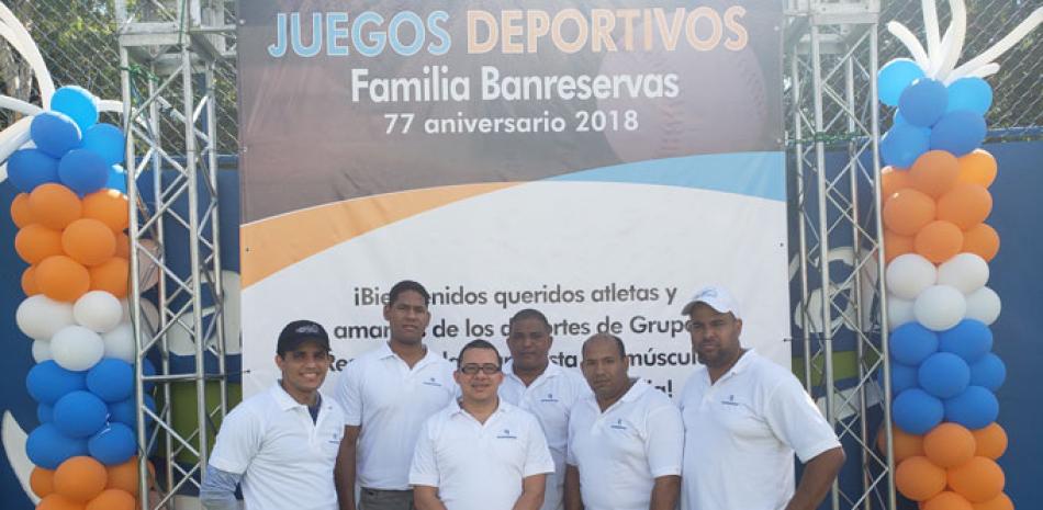 Los señores Eliezer De Jesús, Luis Lorenzo, Gil Ramírez, Manuel Pérez, Braulio Ramírez y Rafael Ovalle son parte de la representación del Banco de Reservas.
