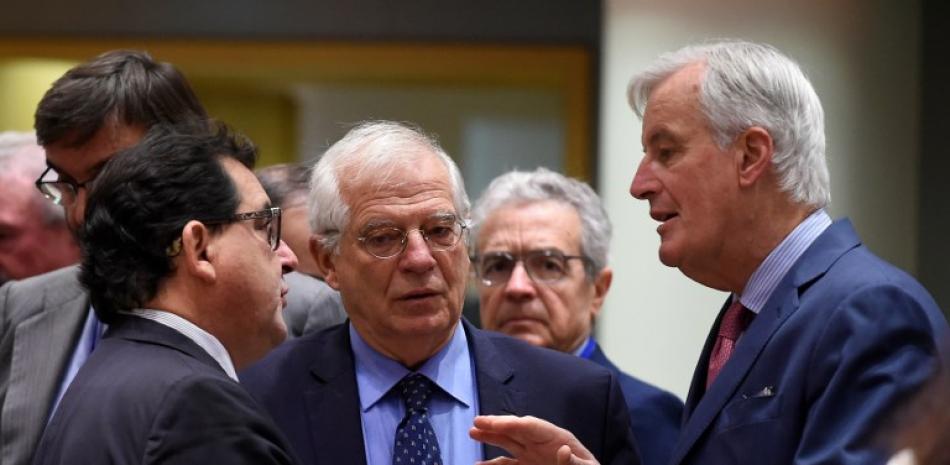 El jefe negociador de la UE para Brexit, Michel Barnier, conversa con el Secretario de Estado español Luis Marco Aguiriano Nalda y el Ministro de Asuntos Exteriores de España, Josep Borrell, antes de una reunión del Consejo de Asuntos Exteriores sobre Brexit en el Consejo Europeo de Bruselas.