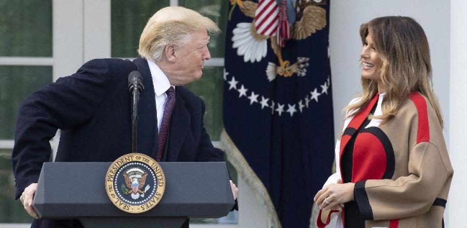 El presidente Donald Trump y su esposa, Melania, en la ceremonia de perdón al pavo, que cada año se realiza en la Casa Blanca. Foto de AFP.