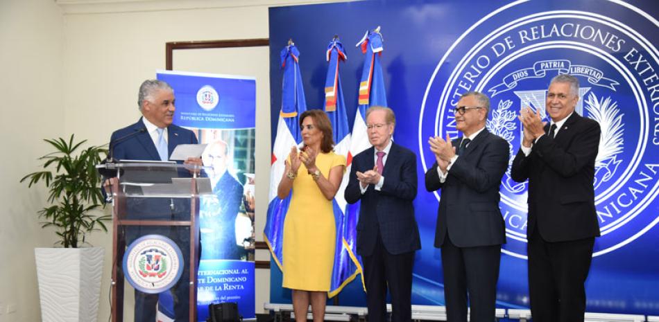 Distinción. El canciller Miguel Vargas Maldonado cuando anunciaba ayer el ganador del Premio Internacional al Emigrante Dominicano Oscar de la Renta, junto a miembros del jurado.