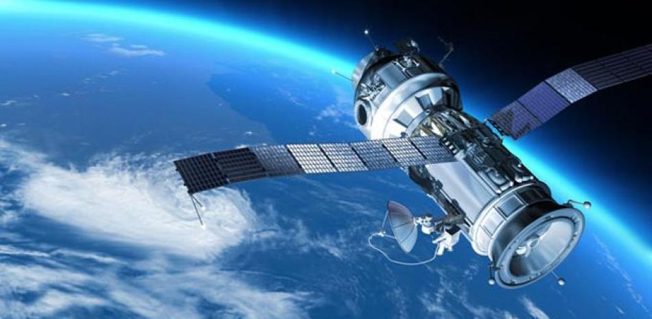 Centro. La Estación Espacial orbita alrededor de la Tierra. Por ella rotan equipos de astronautas de varias agencias espaciales.