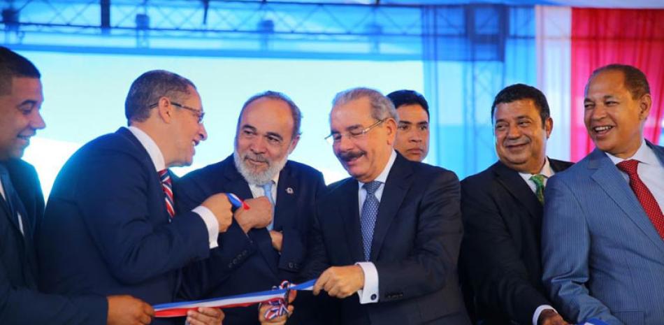 Ceremonia. El presidente Danilo Medina hace el corte de cinta ayer en la inauguracion del hospital de Constanza.