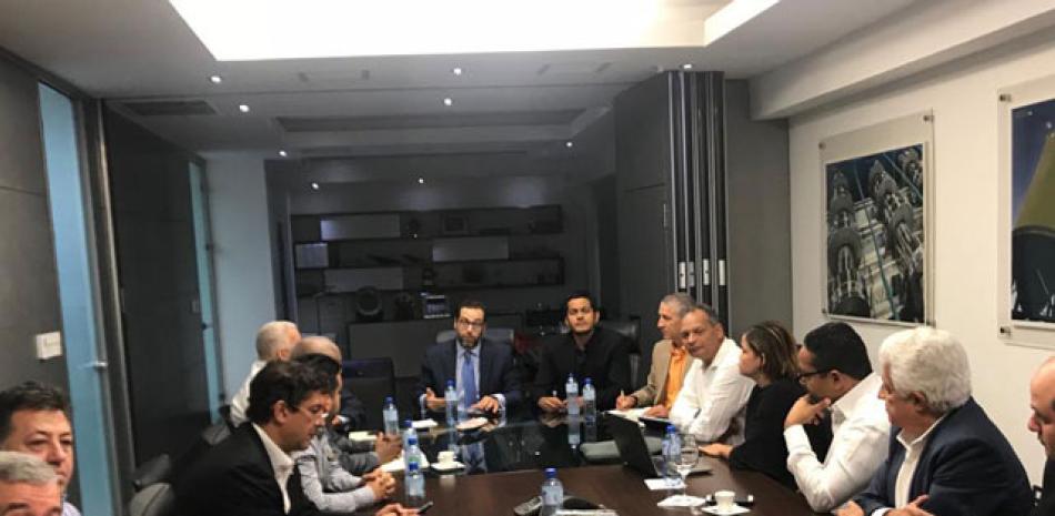 Un aspecto de la reunión de los clubes que integran la Liga Dominicana de Fútbol, encabezada por Manuel Luna, presidente de la Comisión de Normalización de la Fedofutbol y Francisco Lapouble, miembro.