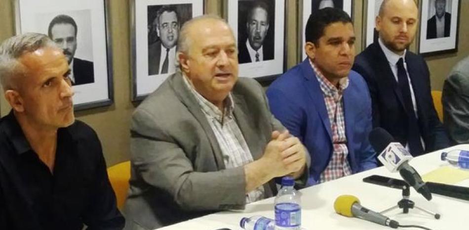 Horacio Muratore, presidente de la Federación Internacional de Baloncesto (FIBA), junto al presidente de la Fedombal, Rafael Uribe, da detalles de su visita a la República Dominicana.