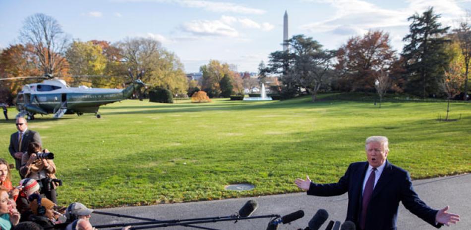 Prensa. El presidente de los Estados Unidos, Donald J. Trump, habla con los medios de comunicación previo a partir con su familia en el Marine One, en el jardín sur de la Casa Blanca.