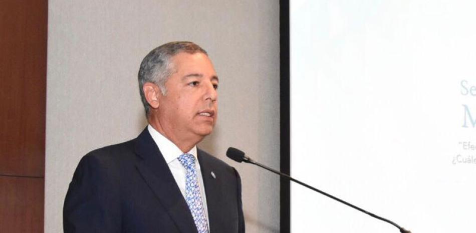 Donald Guerrero, ministro de Hacienda, durante el seminario de Investigación Macroeconómica sobre la política fiscal en el crecimiento económico y los ajustes exitosos.