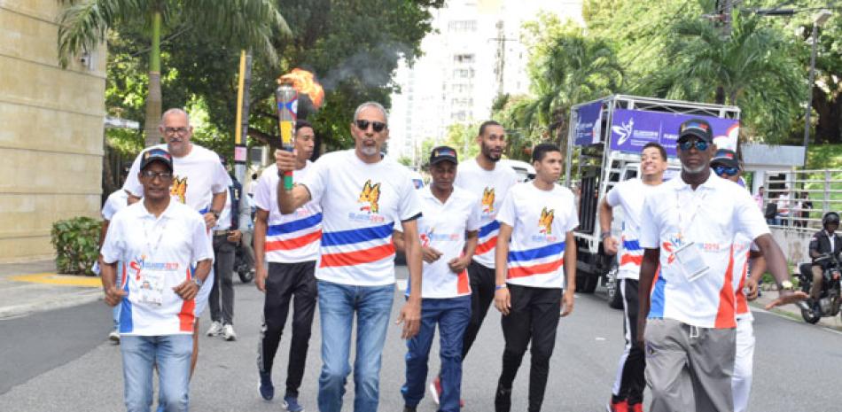 Deportistas de la provincia Santo Domingo pasean el fuego patrio de los Juegos Deportivos Nacionales Hermanas Mirabal por toda la zona.