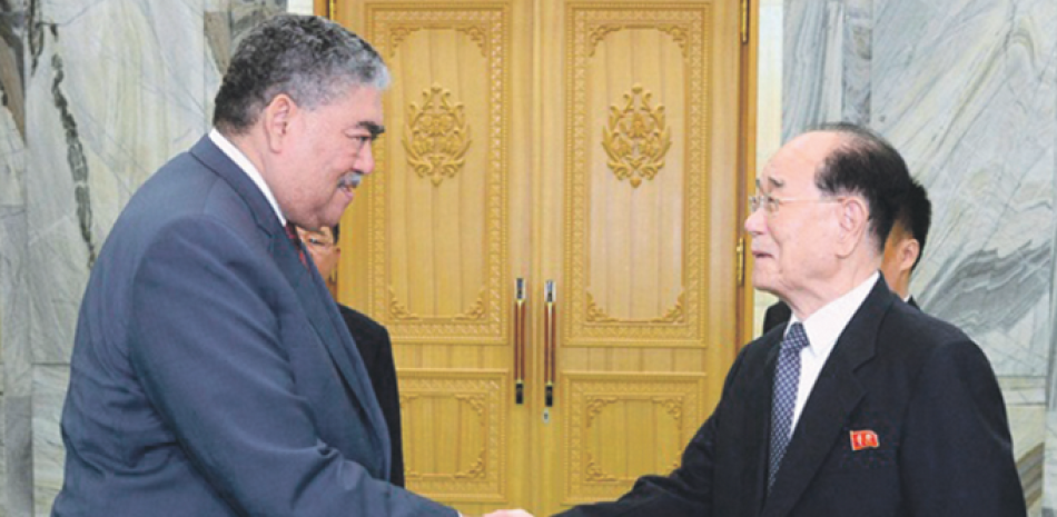 Acto. Miguel Mejía saluda al presidente del Presídium de la Asamblea Popular Suprema de la República Popular Democrática de Corea, Kim Yomg Nan.