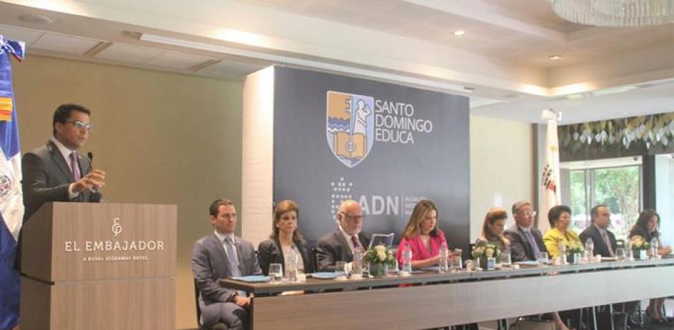 Formación. Momento en que el alcalde David Collado anuncia la activación del programa “Santo Domingo Educa”.