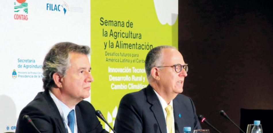 Informe. El representante regional de la FAO, Julio Berdegué, derecha, y el secretario de Agroindustria en Argentina, Luis Miguel Etchevere presentan el informe ayer.