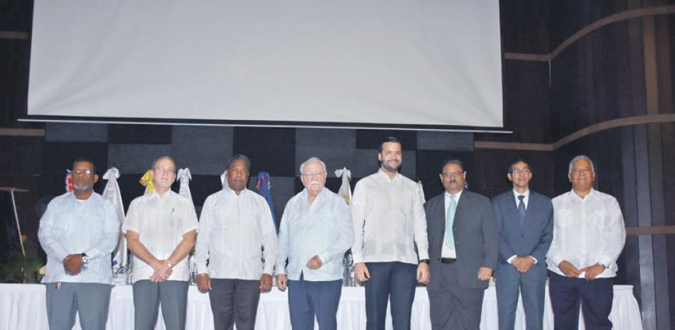 El ministro de Energía y Minas (MEM), Antonio Isa Conde, y funcionarios del Gobierno.
