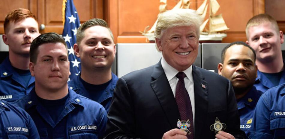 Promesas. El presidente Donald Trump junto a miembros de la Guardia Costera estadounidense en Lake Worth Inlet, en Miami.