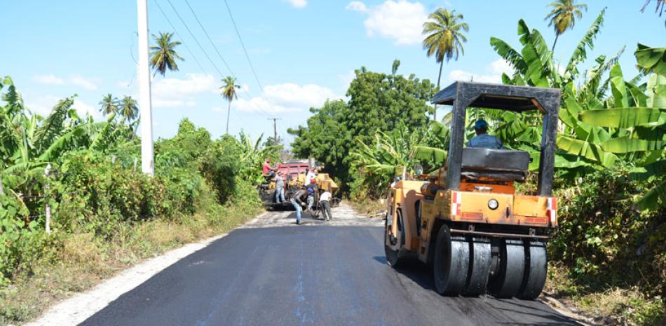 Equipos pesados de Obras Públicas trabajan en la reconstrucción de las vías en diferentes comunicades de Neiba.
