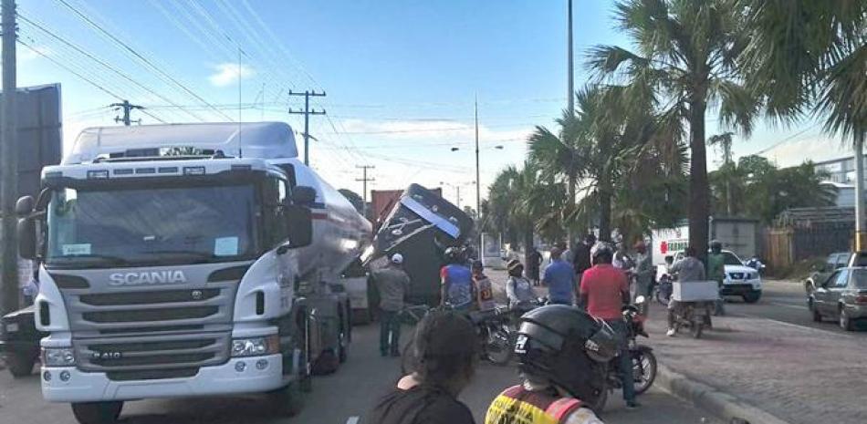 Impacto. Dos vehículos pesados se accidentaron ayer en la avenida Jacobo Majluta, creando un caos en la importante vía, por lo que tuvieron que intervir agentes de la DIGSETT.