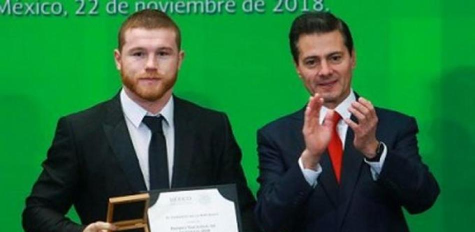 El Canelo Álvarez aplaudido por el presidente mexicano.