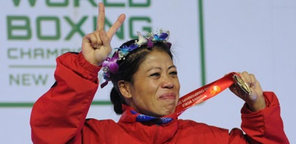Mary Kom celebra la conquista de su sexto título mundial al imponerse en los 48 kilos a la ucraniana Hanna Okhota.