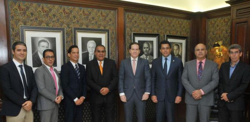 Encuentro. Durante su visita a Listín Diario, el alcalde de la capital, los propietarios y ejecutivos del diario.