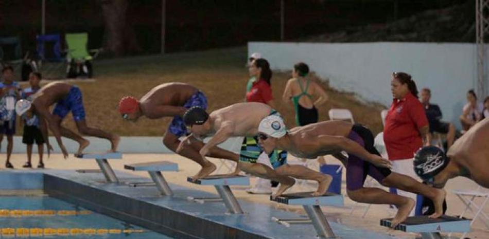 Varios de los nadadores en plena faena durante el desarrollo de las competencias efectuadas ayer en el invitacional de natación.