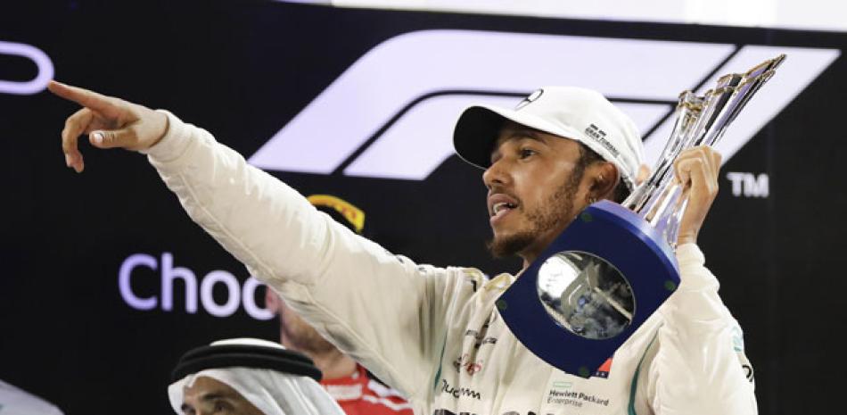 Campeón. El inglés Lewis Hamilton levanta su trofeo de campeón que ya había asegurado hace una semana, pero cerró la campaña de F1 como tal, como el rey, ganando el GP Abu Dabi, Emiratos Árabes.