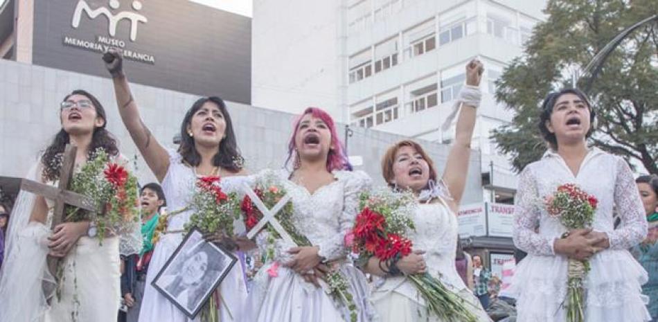 Marcha. Mujeres vestidas de novia participan en una marcha ayer, a propósito del Día Internacional para la Eliminación de la Viiolencia contra las mujeres, en Ciudad de México.