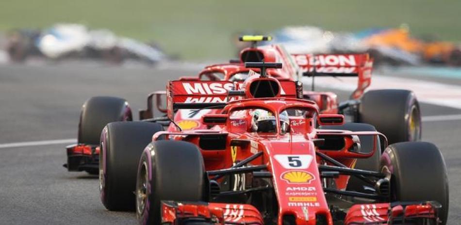 Sebastian Vettel mientras se desplazada en el circuito de Abu Dabí en su Ferrari.