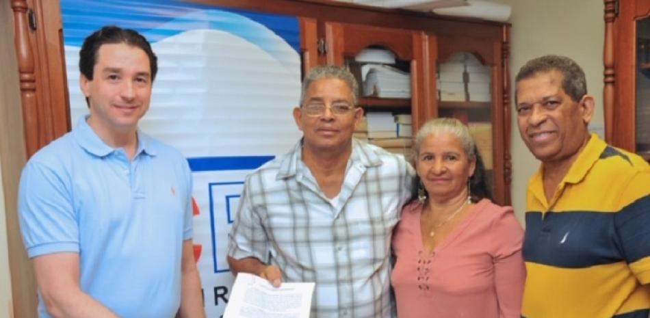 Evangelista Guerrero Chalas con más de 40 años trabajando en la empresa recibe el contrato de asignación de su vivienda de manos del Ing. Eduardo Martí.